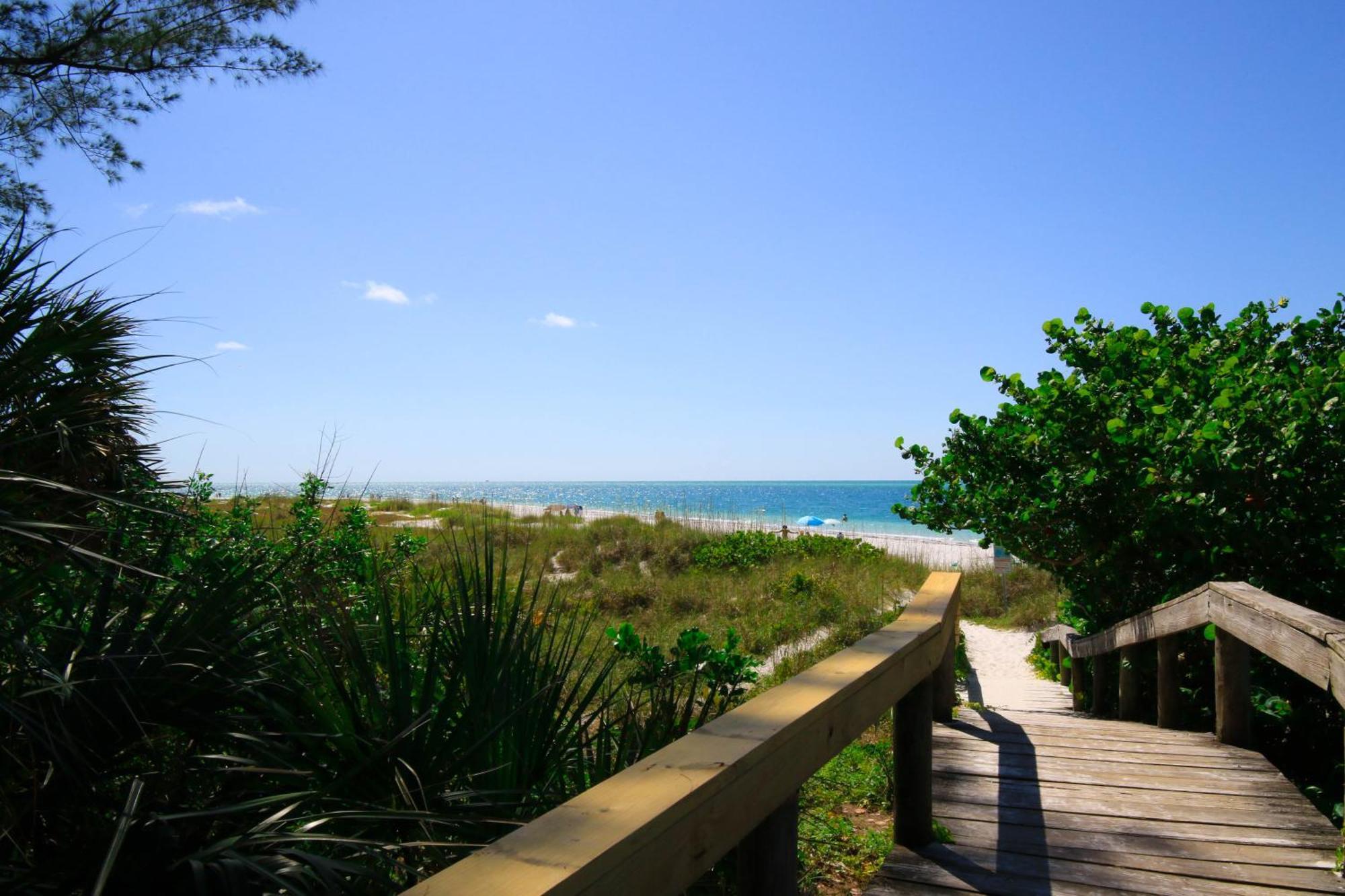 Anna Maria Island Runaway Tropical Dream-One Minute Walk To The Beach-Heated Pool Bradenton Beach Eksteriør billede