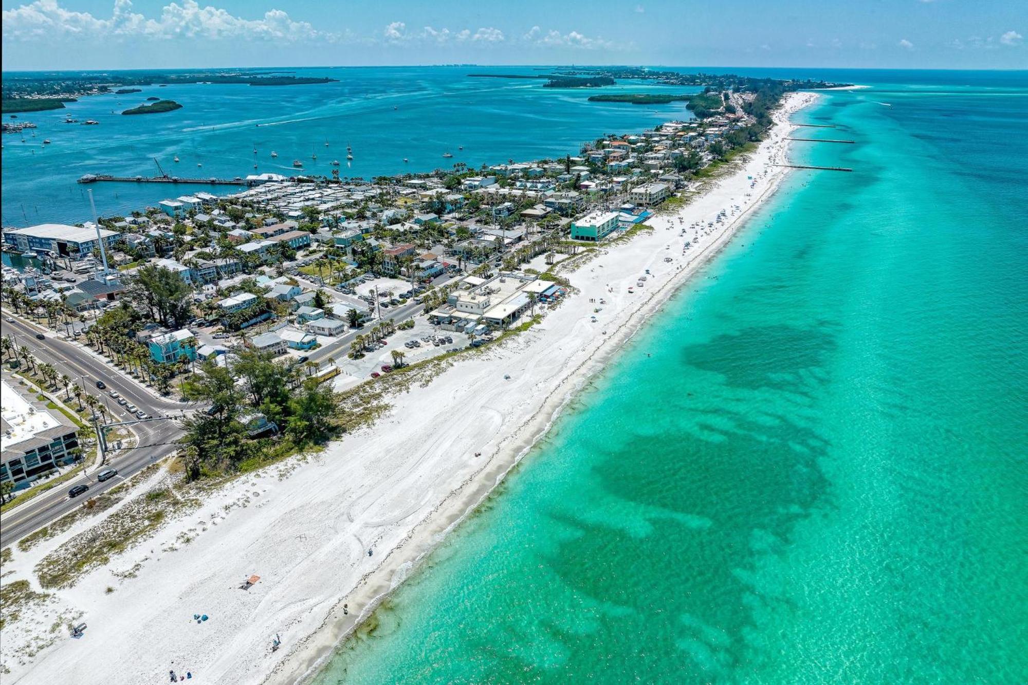 Anna Maria Island Runaway Tropical Dream-One Minute Walk To The Beach-Heated Pool Bradenton Beach Eksteriør billede