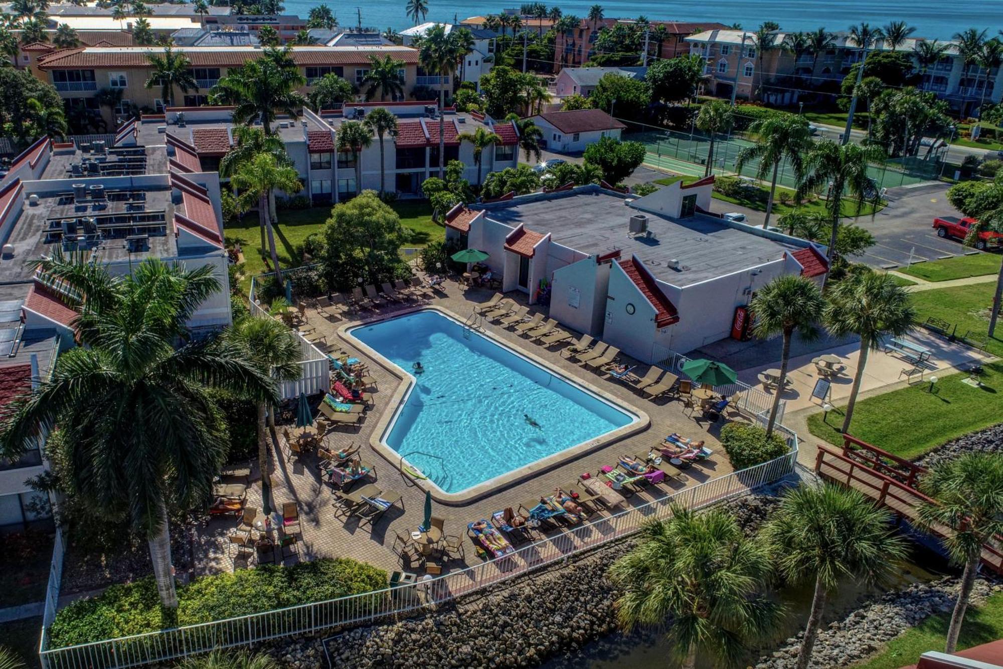 Anna Maria Island Runaway Tropical Dream-One Minute Walk To The Beach-Heated Pool Bradenton Beach Eksteriør billede