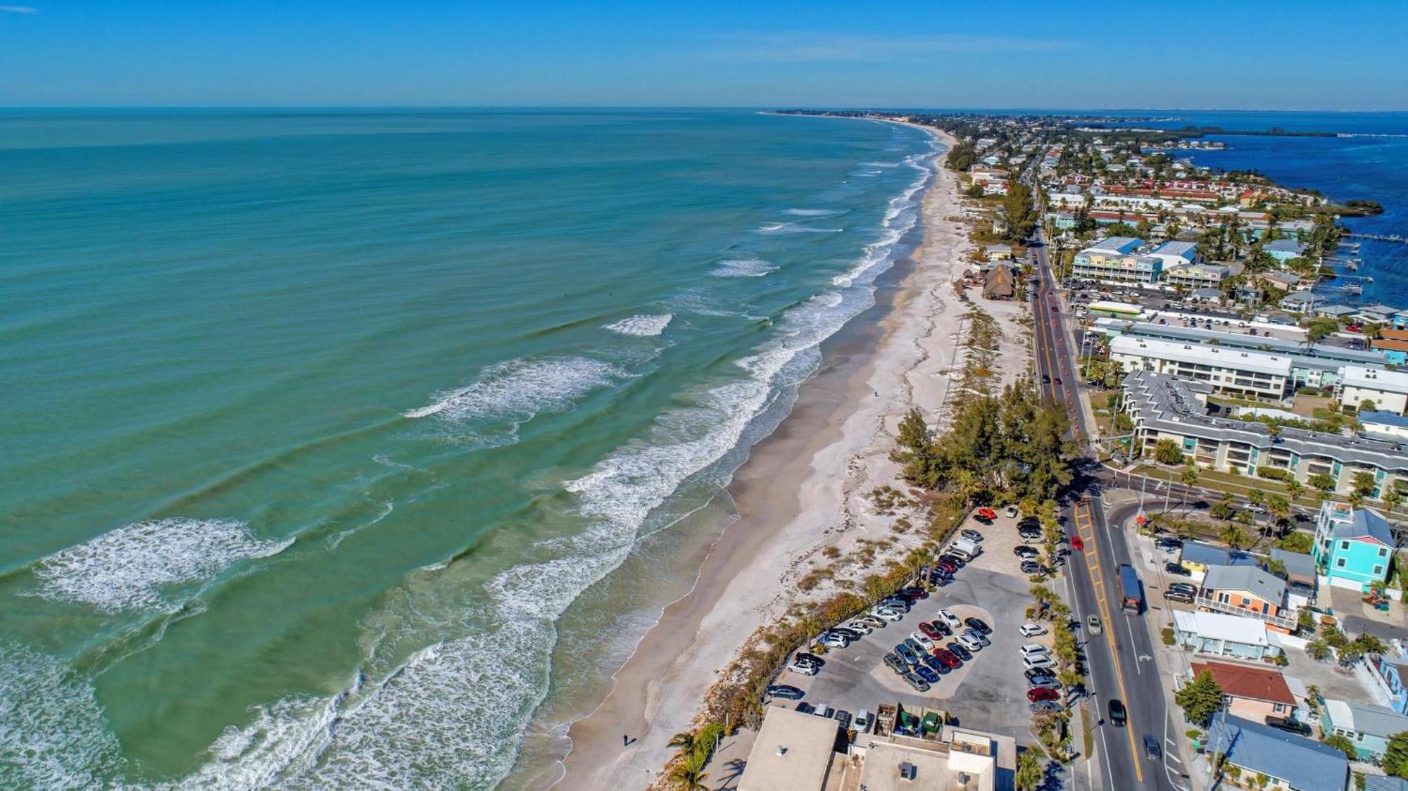 Anna Maria Island Runaway Tropical Dream-One Minute Walk To The Beach-Heated Pool Bradenton Beach Eksteriør billede