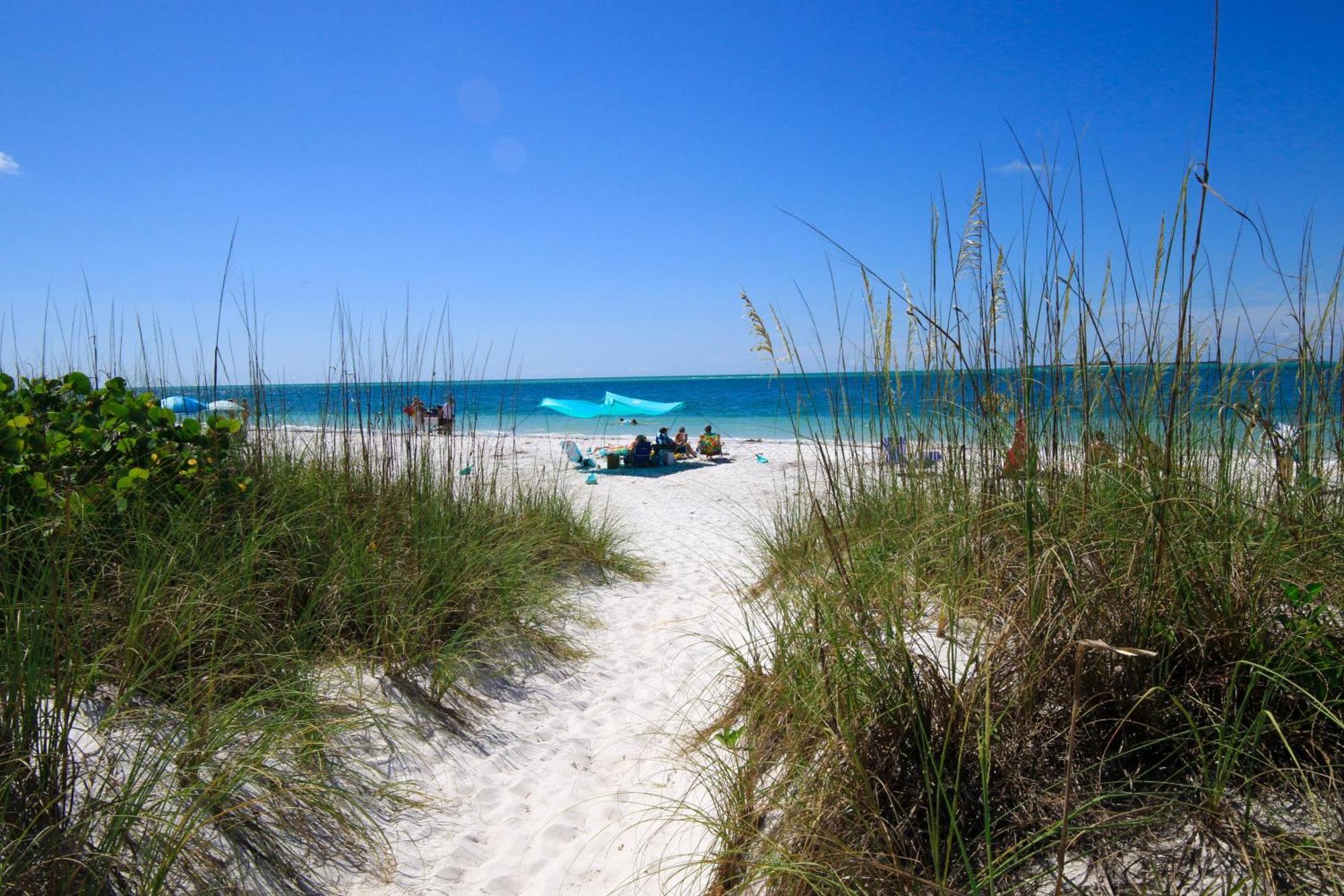 Anna Maria Island Runaway Tropical Dream-One Minute Walk To The Beach-Heated Pool Bradenton Beach Eksteriør billede