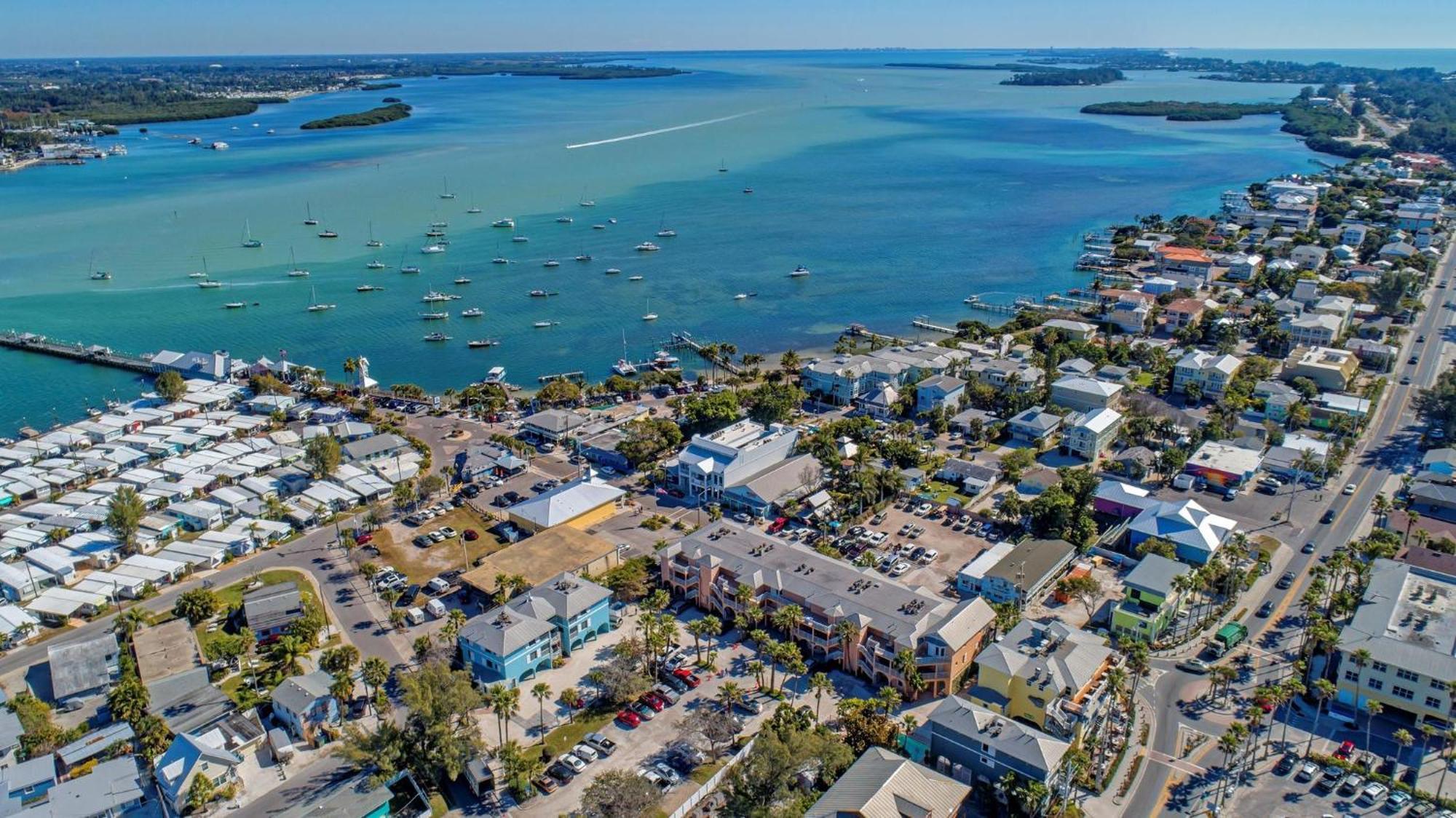 Anna Maria Island Runaway Tropical Dream-One Minute Walk To The Beach-Heated Pool Bradenton Beach Eksteriør billede