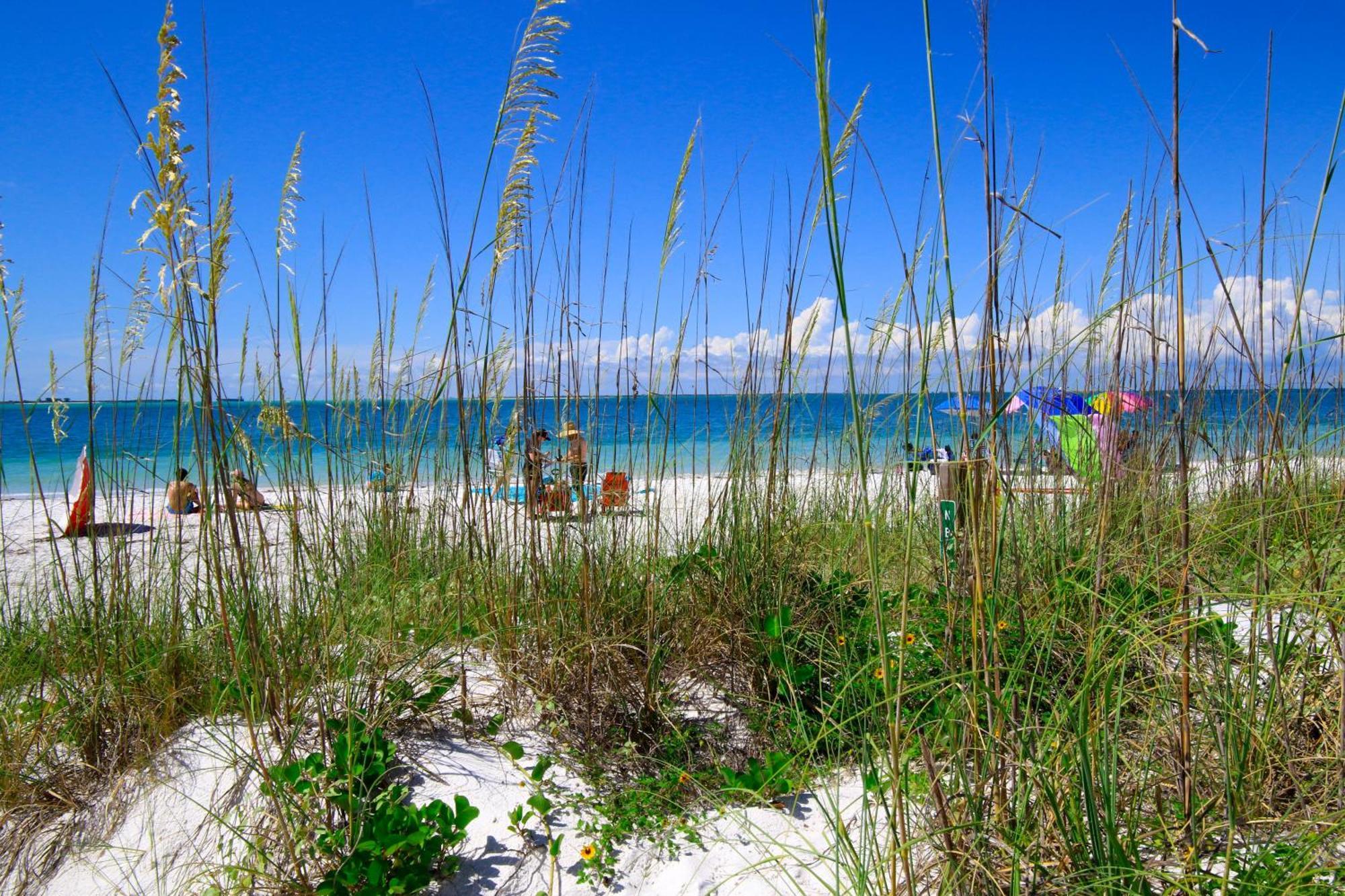 Anna Maria Island Runaway Tropical Dream-One Minute Walk To The Beach-Heated Pool Bradenton Beach Eksteriør billede
