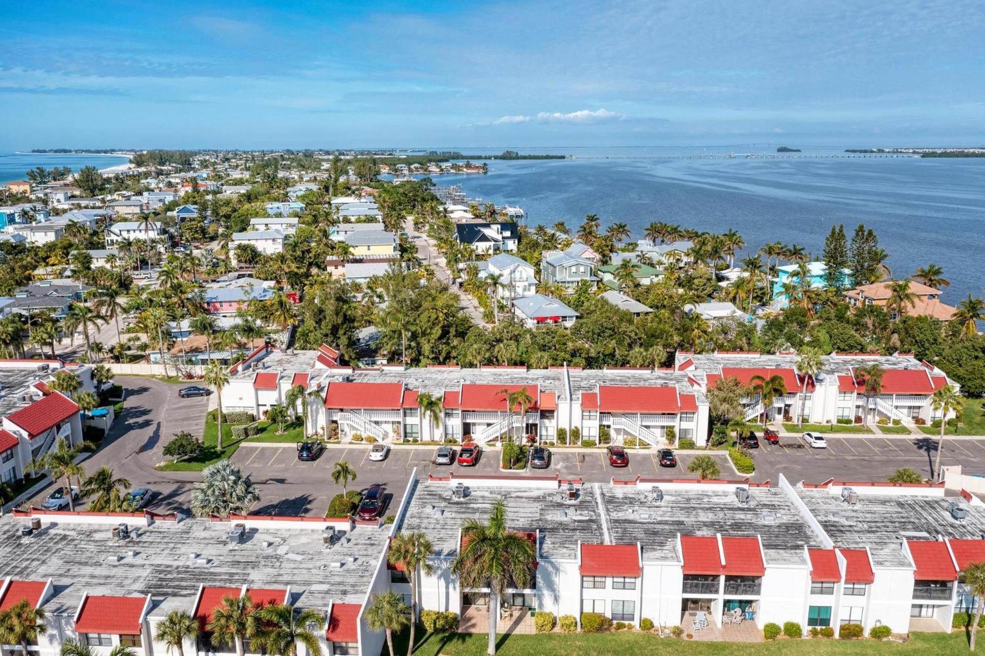 Anna Maria Island Runaway Tropical Dream-One Minute Walk To The Beach-Heated Pool Bradenton Beach Eksteriør billede