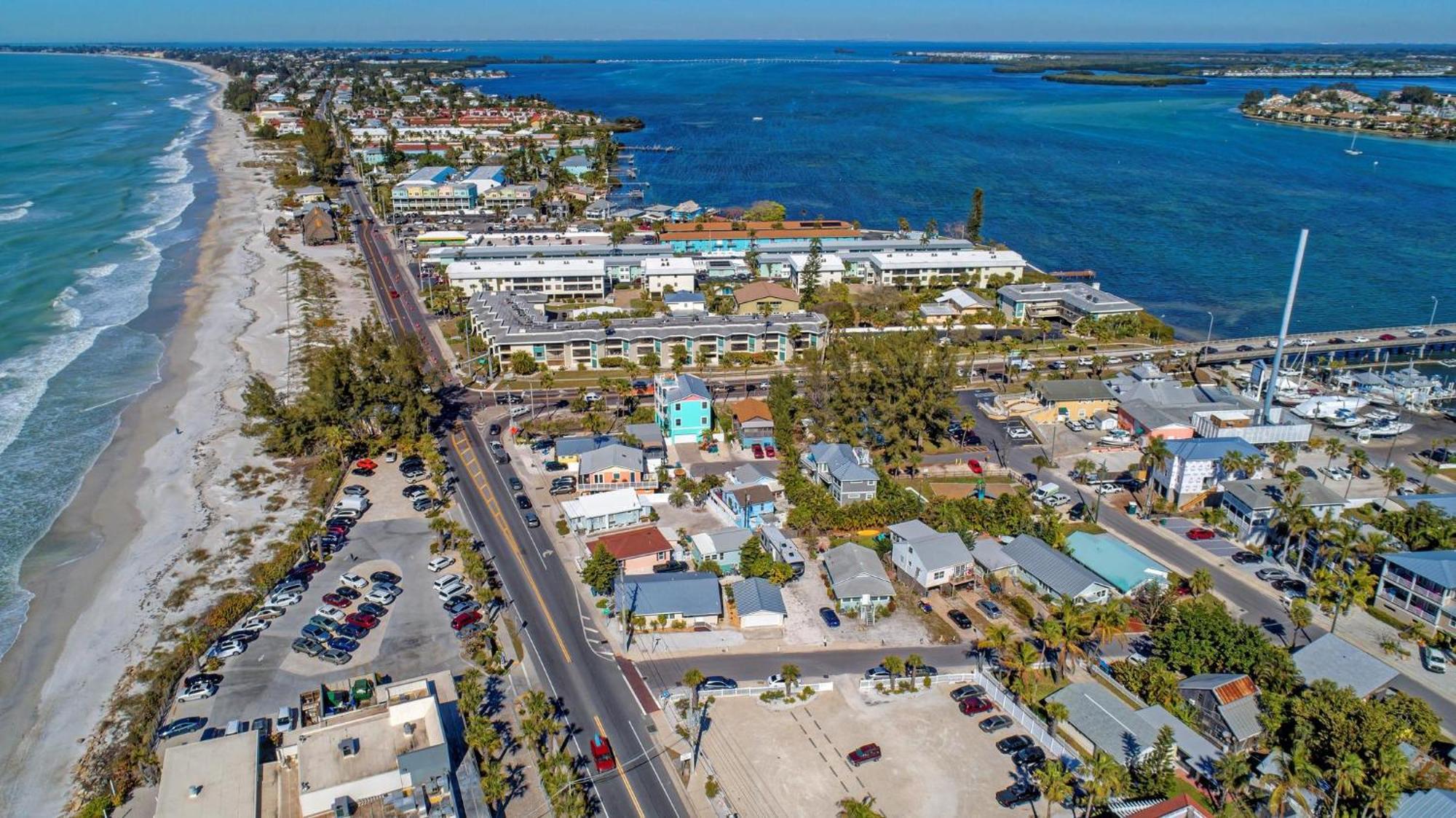 Anna Maria Island Runaway Tropical Dream-One Minute Walk To The Beach-Heated Pool Bradenton Beach Eksteriør billede