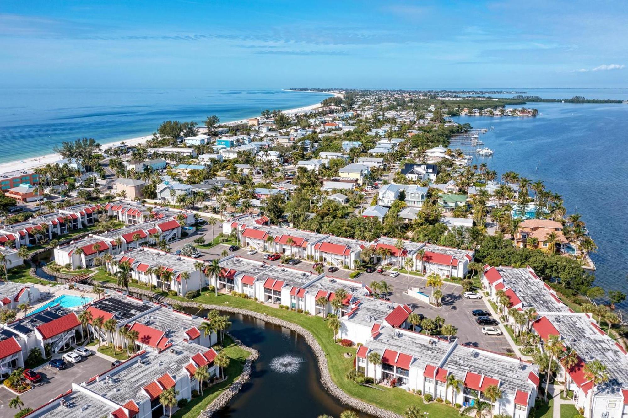 Anna Maria Island Runaway Tropical Dream-One Minute Walk To The Beach-Heated Pool Bradenton Beach Eksteriør billede
